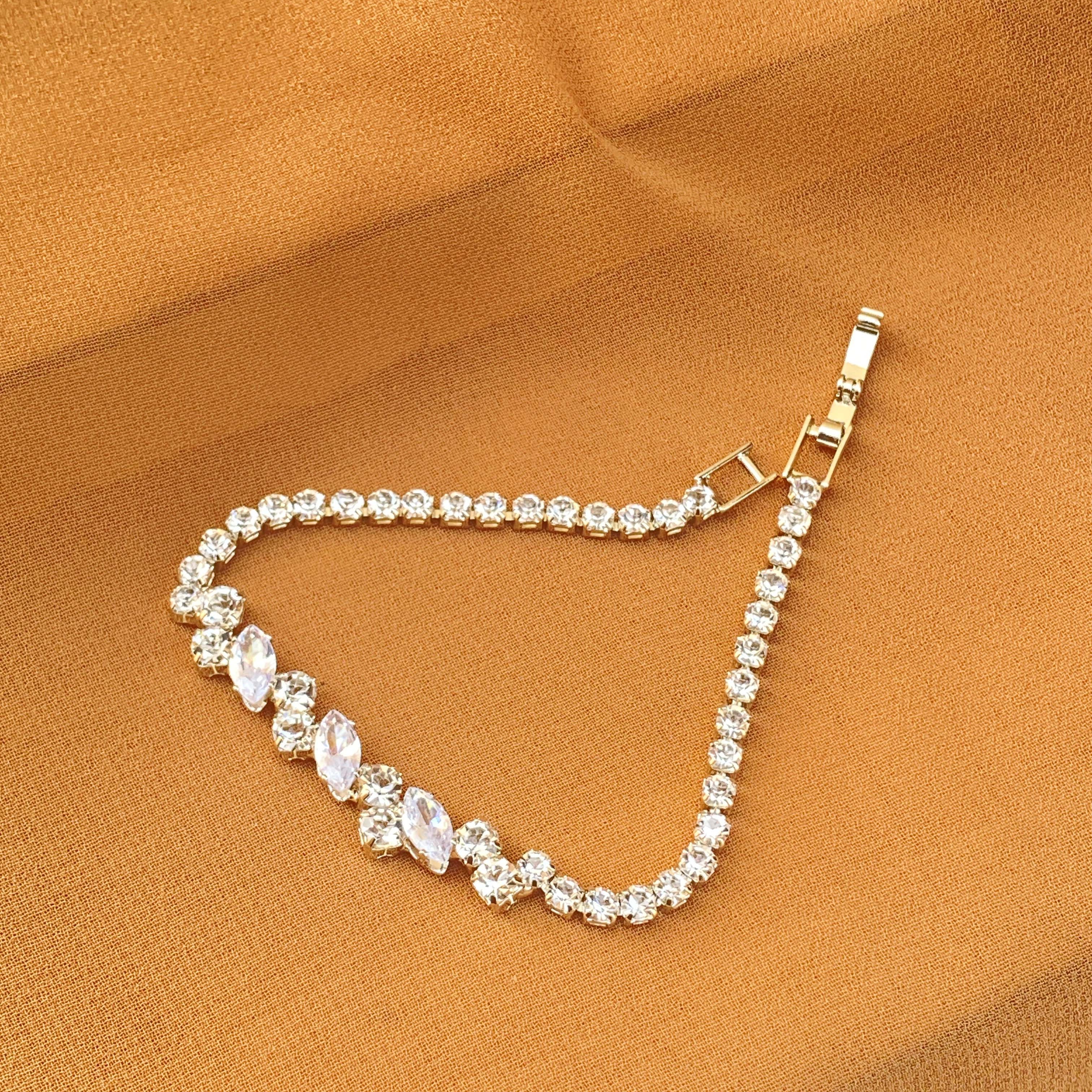 Elegant silver bracelet with modern minimalist design